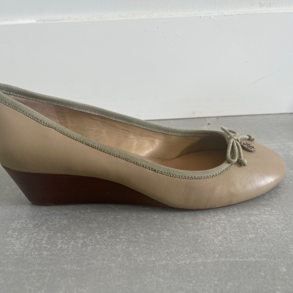 NWT Tory Burch Wedge Chelsea, Taupe color, leather, Women, Size 10 - Picture 4 of 6